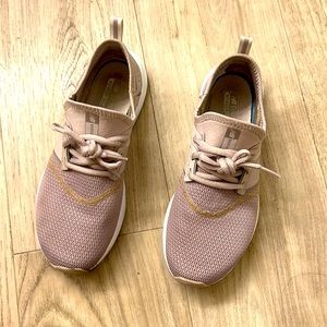 New Balance Nergize sport  shoe in Plum. Size 7M